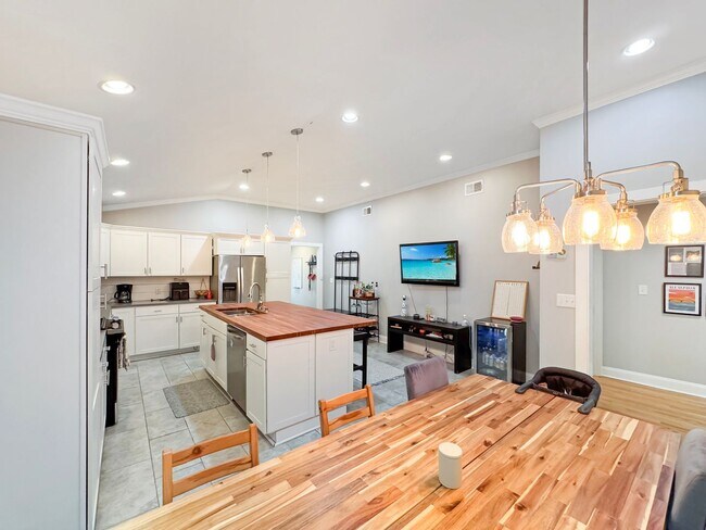 Foto del edificio - Large 4 bedroom, 3 bath home recently updated near Chickasaw Gardens