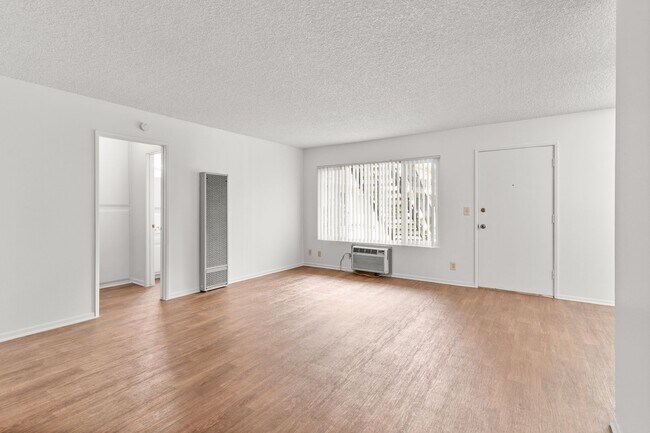 Foto del edificio - 8331 Lampson Avenue