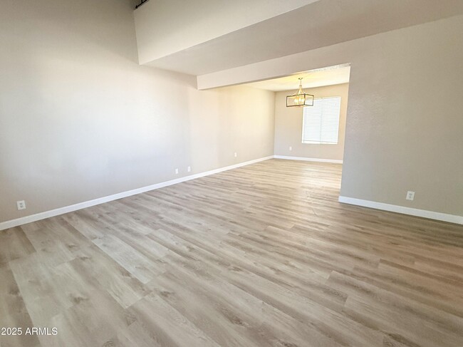 Building Photo - 1529 E Edgewater Dr