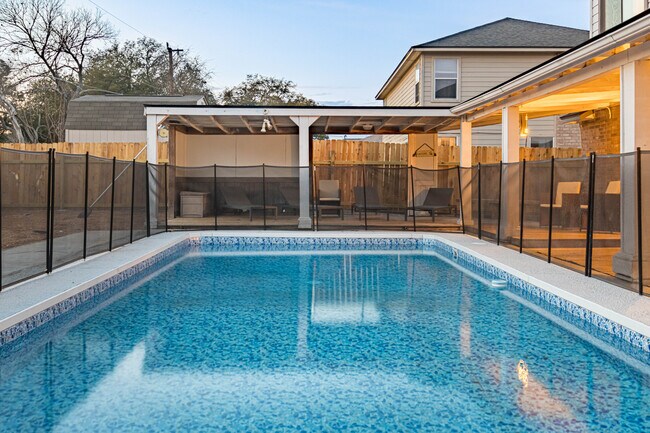 Building Photo - 301 Sandhill Dr