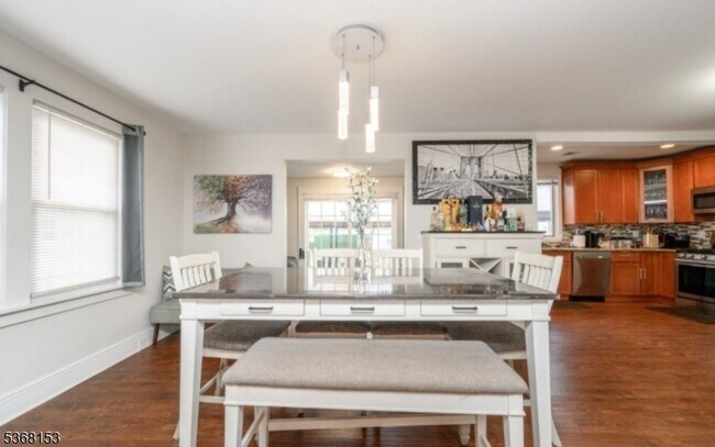 Foto del edificio - 372 W Hazelwood Ave
