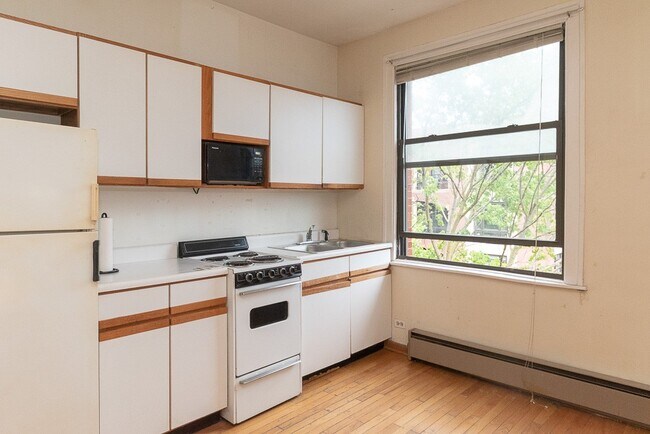 Building Photo - 638 W Barry