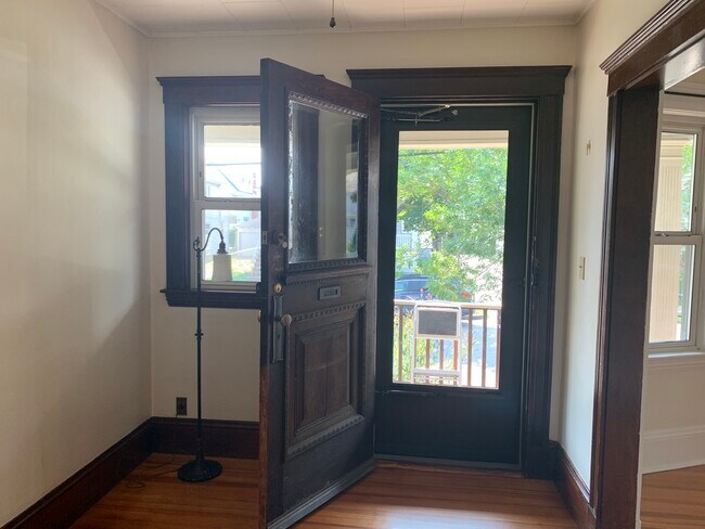 Foyer - 42 Windsor St