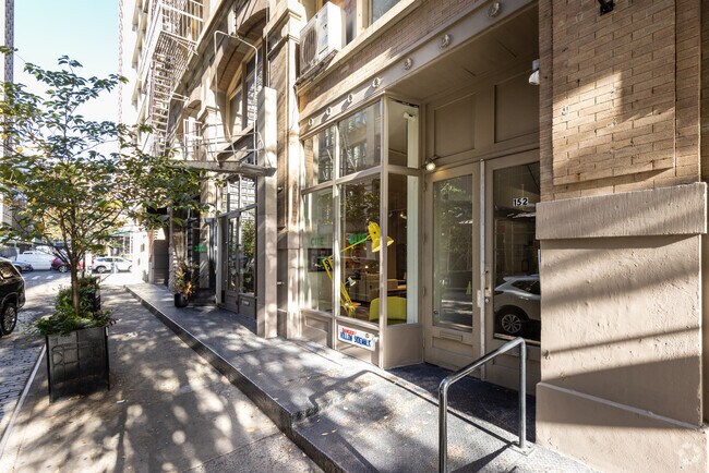 Entrada - 152-156 Wooster St