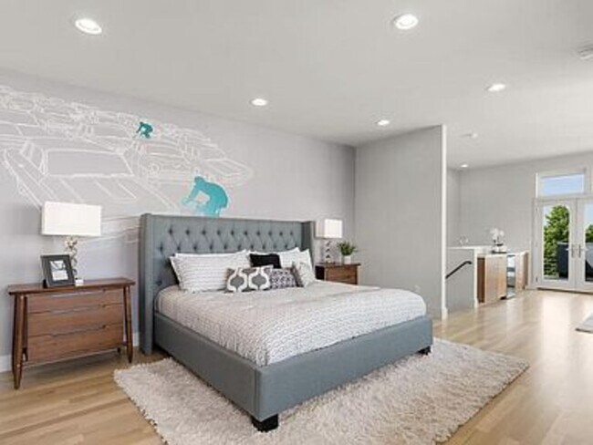 Building Photo - 1735 Central St