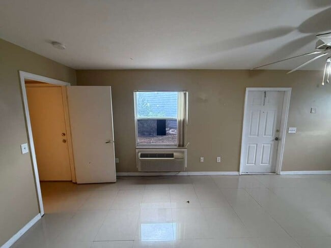 Building Photo - 709 Orchid Dr