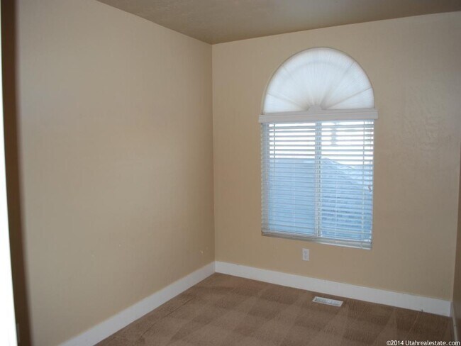 Building Photo - 105 S Tamarak Cir