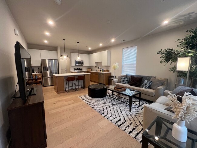 Building Photo - Beautiful 3 Bedroom 2.5 Bath Townhome in S...