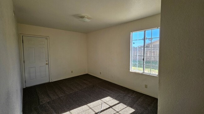 Building Photo - Two-Story 4BD Home with Central A/C, Fireplace & Oversized Yard