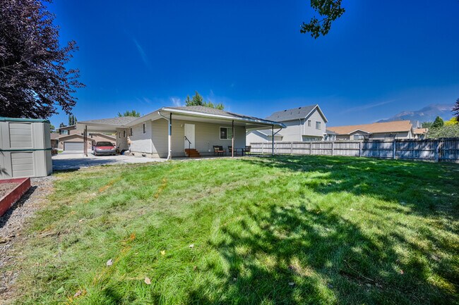 Building Photo - Duplex in Sandy - Available NOW!