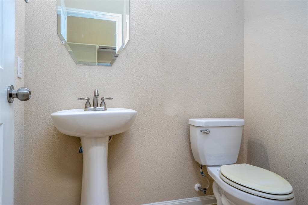 Building Photo - 1906 Howth Ave