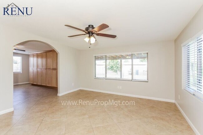 Foto del edificio - Now Available!