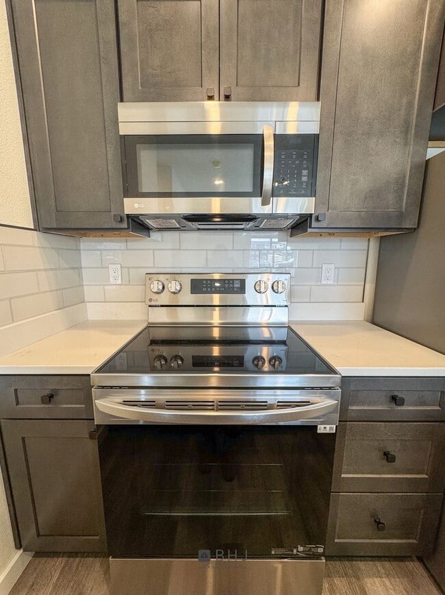 Foto del edificio - BRAND NEW Pet Friendly 1 bed/ 1 bath apart...