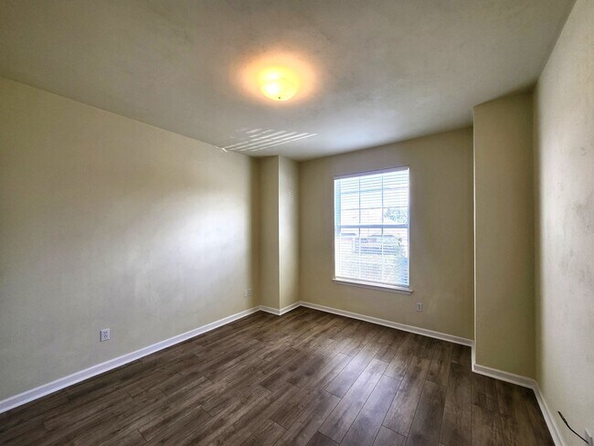 Foto del edificio - Beautiful 3 bedroom town home with wood fl...