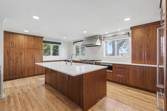Foto del edificio - Beautifully Updated 4BR Home Blending Mid-Century Charm & Modern Comfort