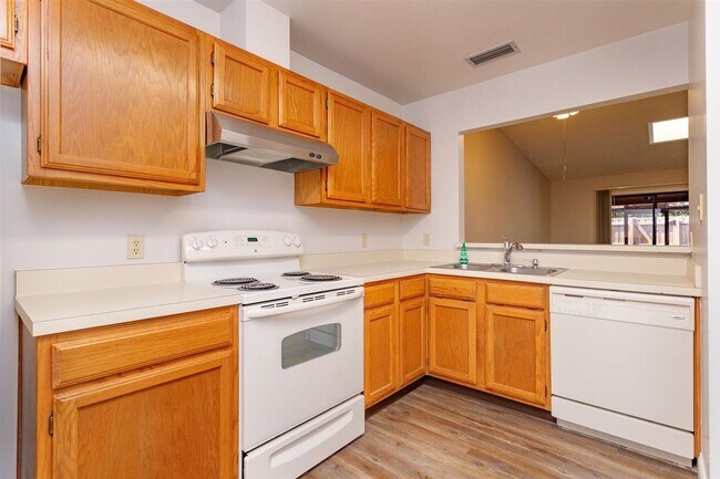 Foto del edificio - One story Townhome with a Screened Porch &...