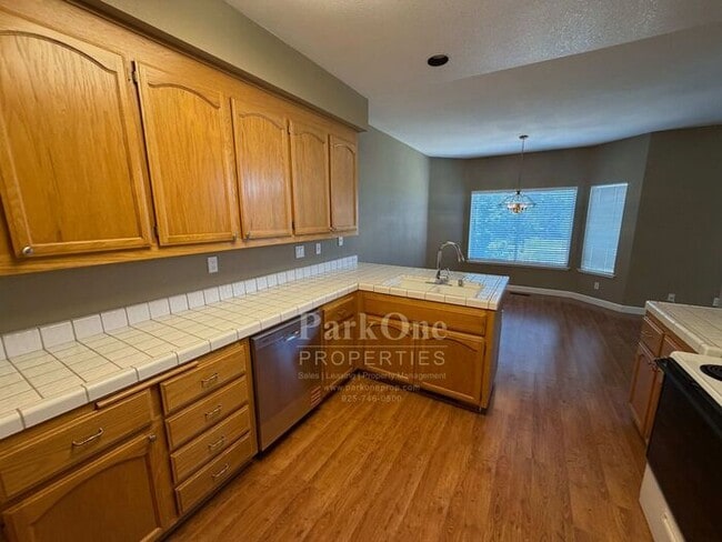 Foto del edificio - Updated Townhouse in Clayton Available for Lease now!