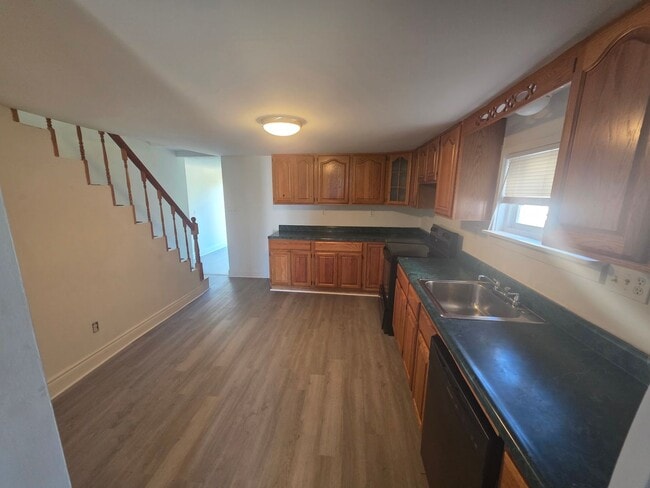 Building Photo - 47 Oakwood Ave