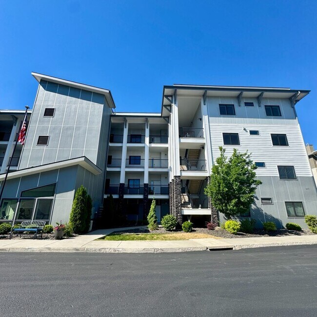 Building Photo - Beautiful river front condo move in ready!