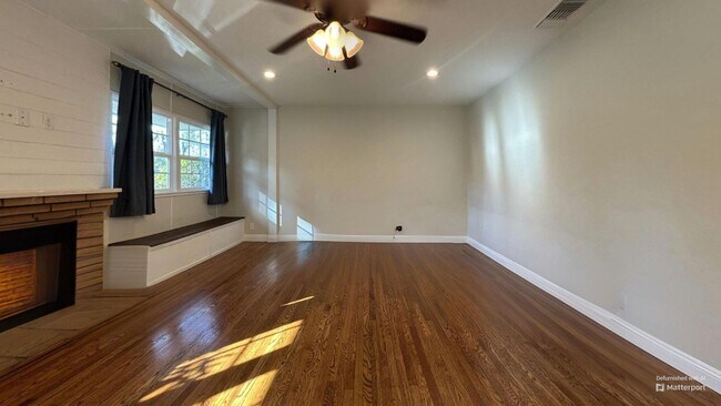 Foto del edificio - PRICE REDUCTION! Gorgeous 4 Bedroom 4 Bath...