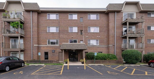 Foto del edificio - "Spacious 3-Bed, 3-Bath Gem in Lisle – 1500 Sq Ft of Comfortable Living!"