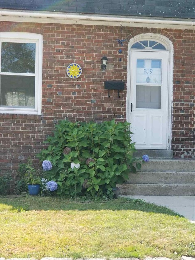 219 Concord Way Unit Left Side, Portsmouth, NH 03801 Condo for Rent