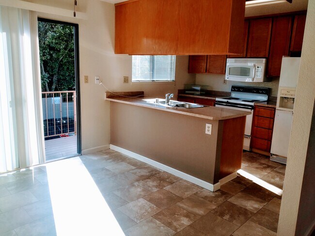 Kitchen and dining room - 911 Marlene St