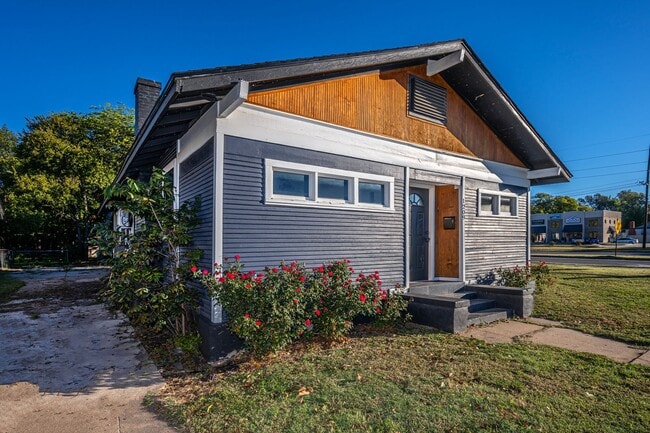 Building Photo - New 3 Bedroom 2 Bath on Stanley SW