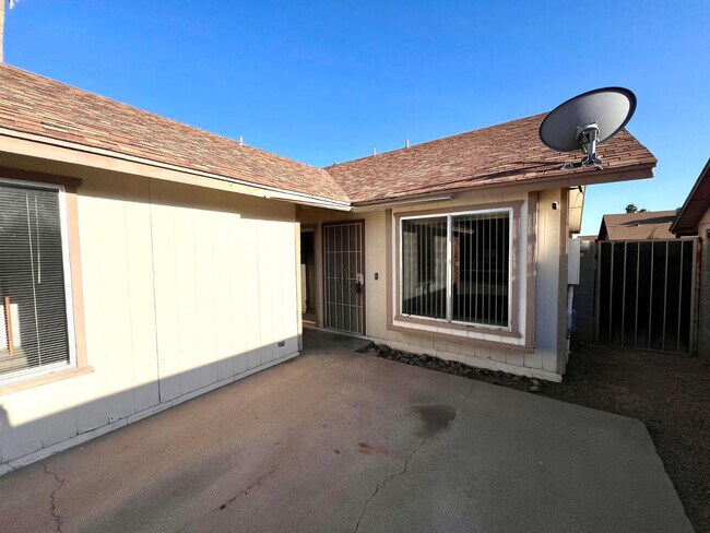 Foto del edificio - 953 W Emelita Cir