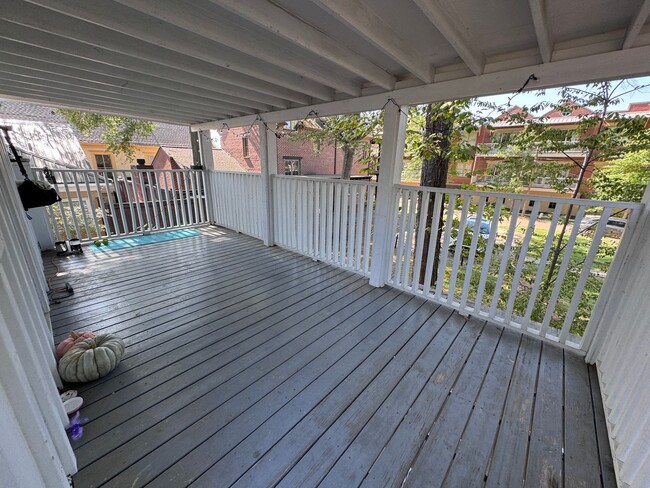 Building Photo - 1BR/1BA With Garage For Rent