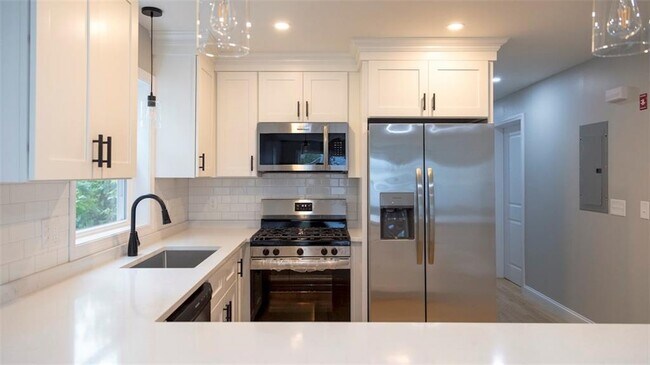 Building Photo - 28 Grosvenor Ave