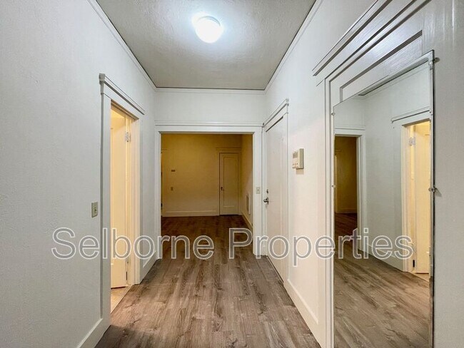 Foto del edificio - 359 Grand Ave