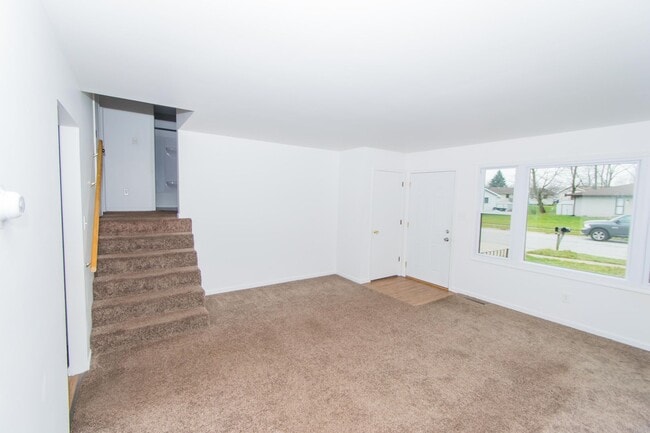 Building Photo - Spacious 2 bedroom / 1 bathroom Duplex for...