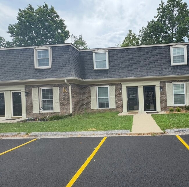 Building Photo - 1010 Country Club Rd