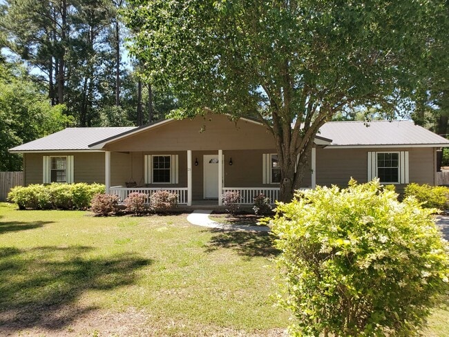 Building Photo - NEWLY RENOVATED- MOVE IN SPECIAL 300.00 OF...
