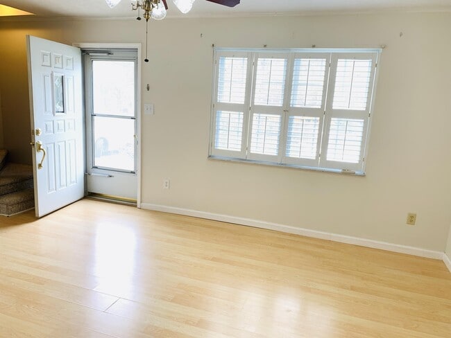 Building Photo - 6820 Linville Dr