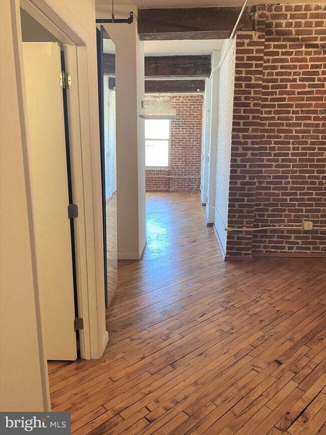 Building Photo - 1210-26 Buttonwood St