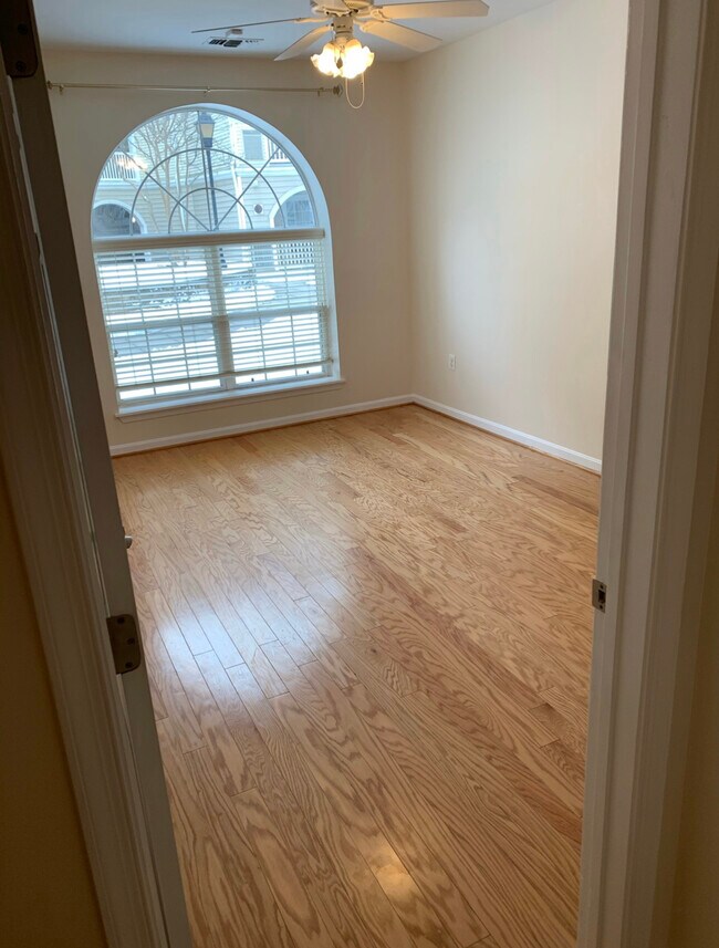 Large Master Bedroom - 4550 Strutfield Ln