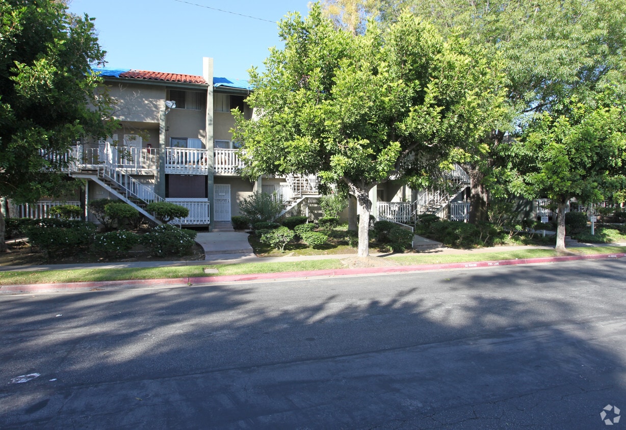 Primary Photo - Park Victoria Apartments