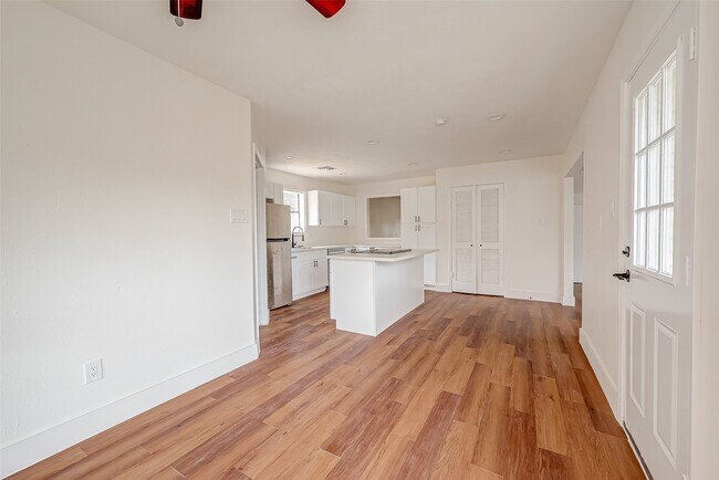 Foto del edificio - 934 Goldfinch Ave