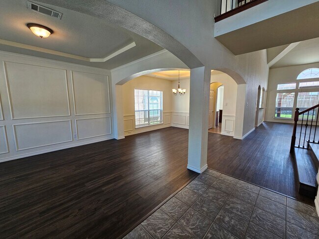 Building Photo - Spacious 5-bedroom, 3.5-bathroom home loca...