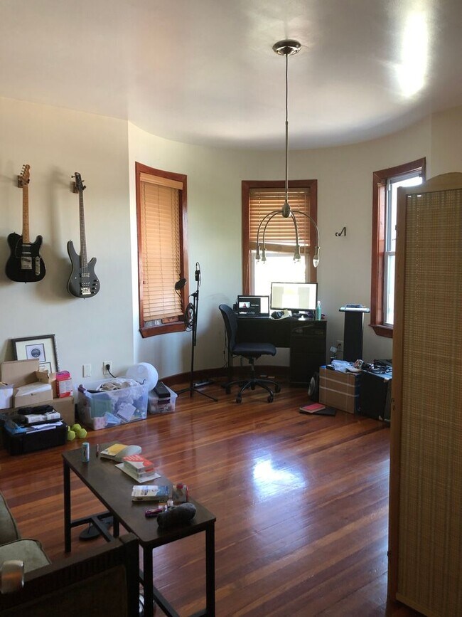 Foto del edificio - 3-bedroom, 1-bathroom apartment in the vib...