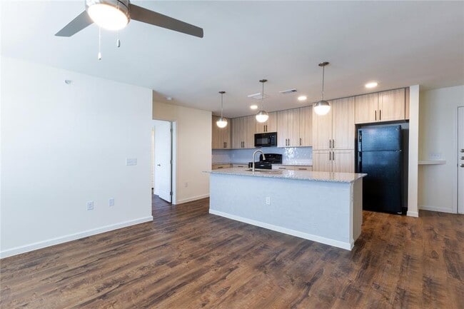 Building Photo - 1000 E Yager Ln