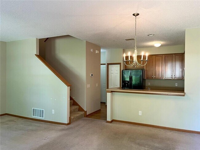 Foto del edificio - 7211 Jewel Ln N