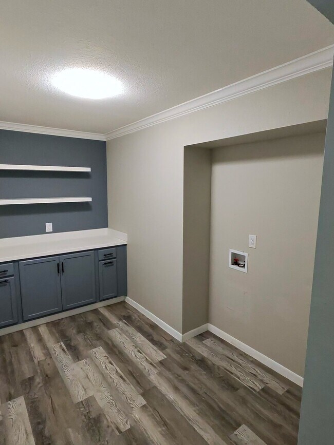 Building Photo - 904 Westview Cir