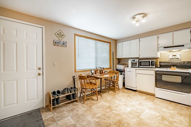 Kitchen - 1072 Mitchell Ave