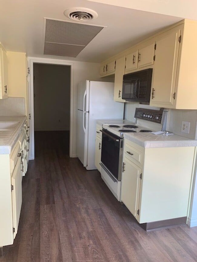 Building Photo - 3333 El Encanto Ct
