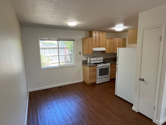 Building Photo - Vallejo 2-Bedroom Townhouse with 1-Car Gar...