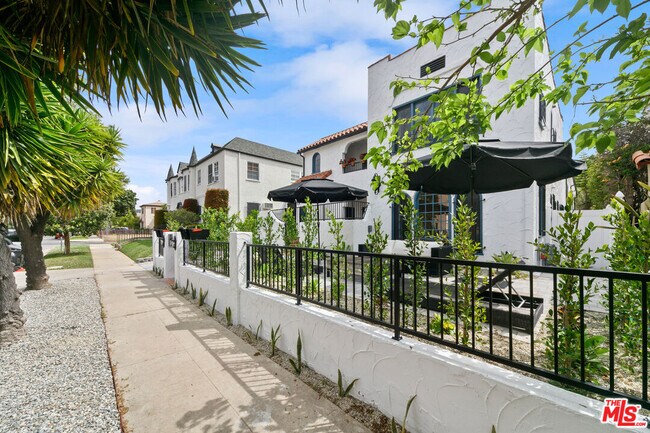 Foto del edificio - 458 N Sierra Bonita Ave