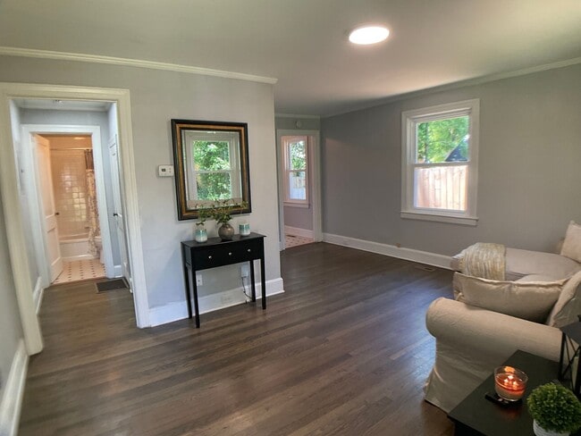 Building Photo - Adorable Bungalow Close to Duke, Restauran...